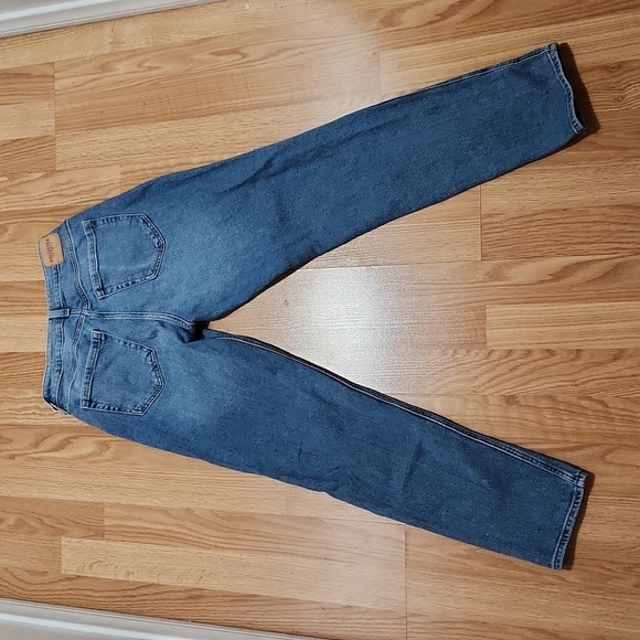 Hollister Curvy High-Rise Medium Wash Straight Jeans size 5 - Picture 6 of 7